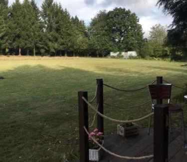 Domfront en Poiraie Casa | Charming 2-Bed Cabin in Domfront-en-Poiraie