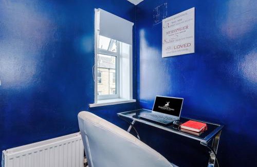 Elland Casa | Charming 2 Bed House, Sleeps 6, Free parking, Contractors welcome