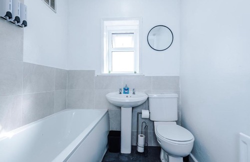 Elland Casa | Charming 2 Bed House, Sleeps 6, Free parking, Contractors welcome