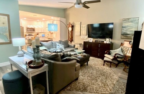 Fort Myers Condominio | Charming 2-bedroom condo North Fort Myers private outdoor courtyard and hot tub