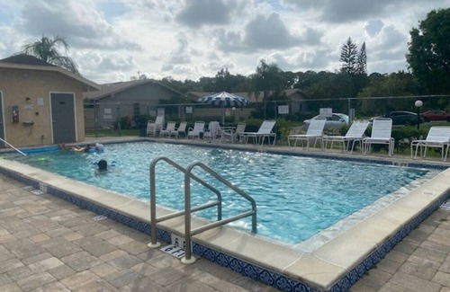 Fort Myers Condominio | Charming 2-bedroom condo North Fort Myers private outdoor courtyard and hot tub