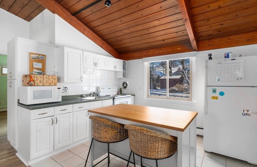 Wakefield-Peacedale Casa | Charming 2-bedroom Cottage in South Kingstown