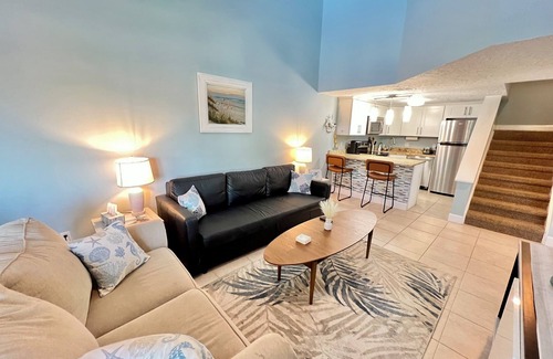 Chandler Park Apartamento | Charming 2 Bedrooms in Royal Mansions Oceanfront Complex