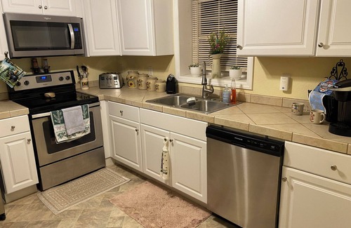 Hendersonville Cabaña | Charming 2-bedroom 1.5 bath cottage with WiFi and AC near Main St Hendersonville
