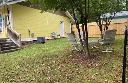 Hendersonville Cabaña | Charming 2-bedroom 1.5 bath cottage with WiFi and AC near Main St Hendersonville