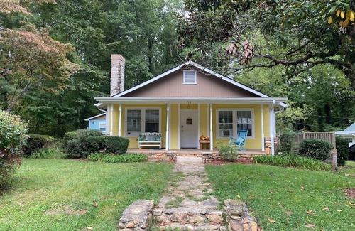 Hendersonville Cabaña | Charming 2-bedroom 1.5 bath cottage with WiFi and AC near Main St Hendersonville