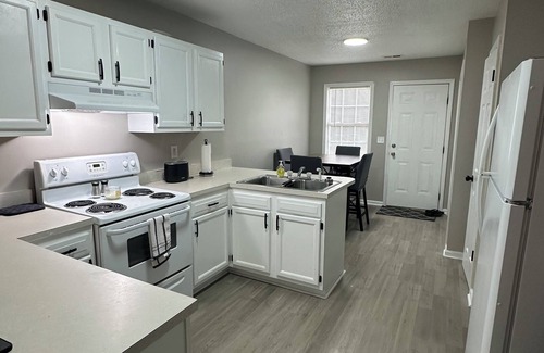 Roanoke Rapids Apartamento | Charming 2-bedroom apartment near Lake Gaston and Roanoke Rapids Lake, shopping