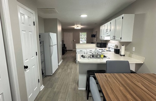 Roanoke Rapids Apartamento | Charming 2-bedroom apartment near Lake Gaston and Roanoke Rapids Lake, shopping