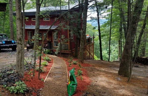 West Jefferson Cabina | Charming 2+-bedroom cabin in West Jefferson with incredible views. PET FRIENDLY