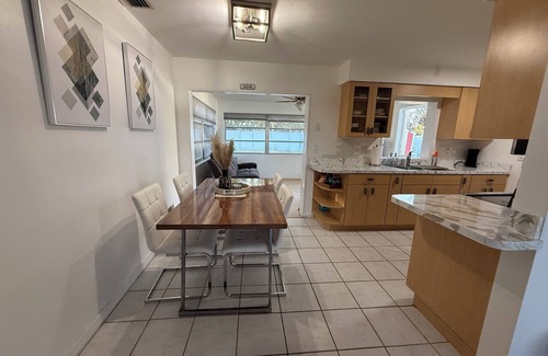 Pine Ridge Casa | Charming 2-bedroom house with WiFi, AC in superb Beverly Hills