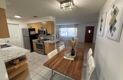 Pine Ridge Casa | Charming 2-bedroom house with WiFi, AC in superb Beverly Hills