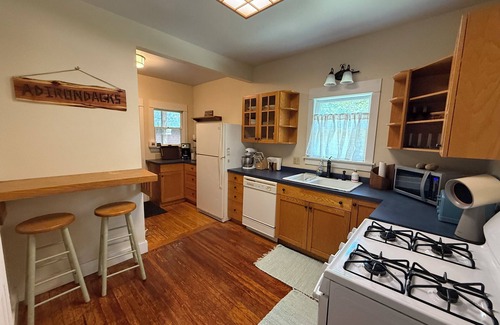 Elizabethtown Cabina | Charming 2-bedroom cabin in the Adirondacks with a treehouse and an artist loft