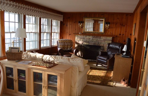 Lake Koshkonong Cabaña | Charming 2-bedroom cottage on Lake Koshkonong in Fort Atkinson, Wi.