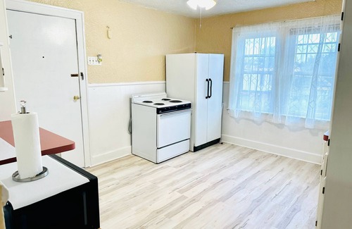 Niagara Falls Casa | Charming 2-bedroom house in enchanting Niagara Falls NY with AC, WiFi