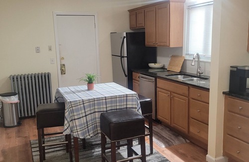 West Hartford Casa | Charming 2-bedroom townhome in wonderful West Hartford near Blue Back Square!