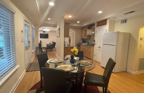 Johns Creek Casa | Charming 2-bedroom 1 bath, Livingroom, full kitchen, WiFi & AC in Alpharetta.