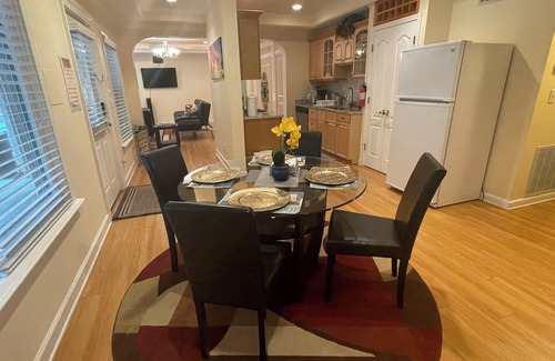 Johns Creek Casa | Charming 2-bedroom 1 bath, Livingroom, full kitchen, WiFi & AC in Alpharetta.