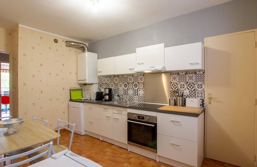 Perigueux Apartamento | Apartamento céntrico en Périgueux con balcón, cocina equipada y Wi-Fi
