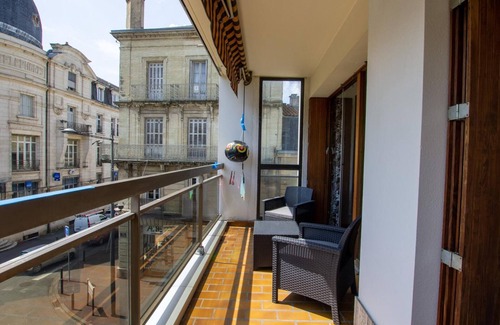 Perigueux Apartamento | Apartamento céntrico en Périgueux con balcón, cocina equipada y Wi-Fi