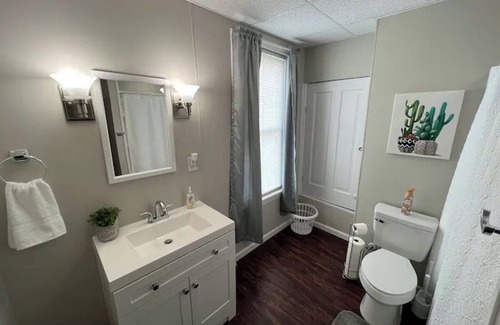 Uniontown Apartamento | Charming 2-bedroom apartment with full kitchen, WiFi, and A/C in Uniontown, PA.