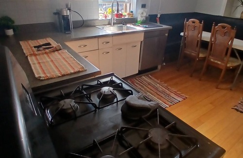 Jefferson Park Apartamento | Charming 2-bedroom apartment in enchanting Chicago with AC, WiFi