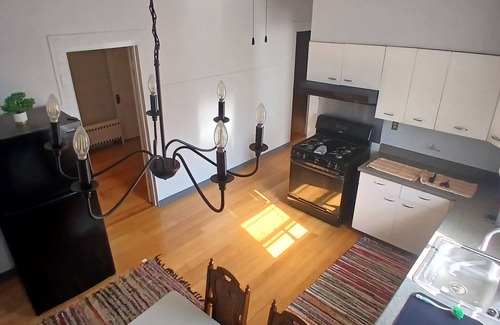 Jefferson Park Apartamento | Charming 2-bedroom apartment in enchanting Chicago with AC, WiFi