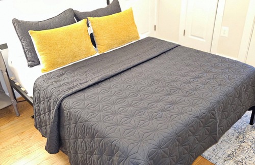 U Street Corridor Cama Y Desayuno | Charming 2-bedroom bed & breakfast condo in fabulous Washington with WiFi, AC