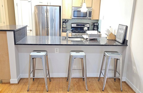 U Street Corridor Cama Y Desayuno | Charming 2-bedroom bed & breakfast condo in fabulous Washington with WiFi, AC