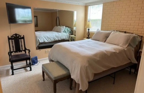 Republic Apartamento | Charming 2-bedroom Basement apartment with WiFi & Private Patio in Republic, Mo
