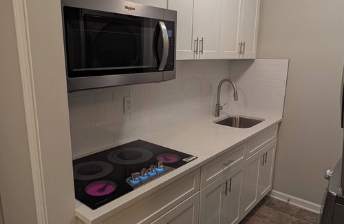 Ellenwood Casa | Charming 2-bedroom basement with WiFi, AC in brilliant Conley