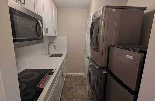 Ellenwood Casa | Charming 2-bedroom basement with WiFi, AC in brilliant Conley