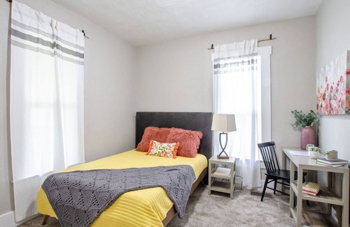 Kokomo Casa | Charming 2 bedroom bungalow close to downtown.