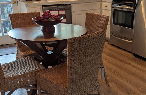 Healdsburg Condominio | Charming 2-bedroom condo in enchanting Healdsburg with WiFi, AC