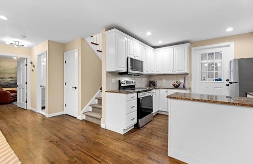 West Hills Cabaña | Charming 2-bedroom cottage with WiFi, AC and Parking spot Huntington