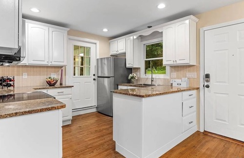 West Hills Cabaña | Charming 2-bedroom cottage with WiFi, AC and Parking spot Huntington