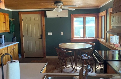 Schuyler Falls Cabaña | Charming 2-bedroom cottage in Keeseville with AC