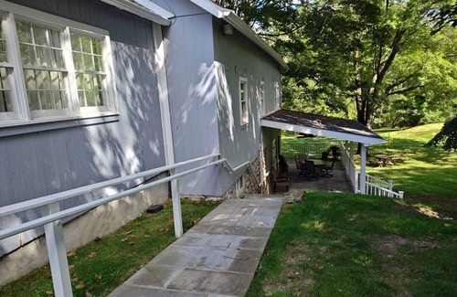 New Canaan Cabaña | Charming 2 Bedroom Cottage in Peaceful New Canaan - Pet Friendly!