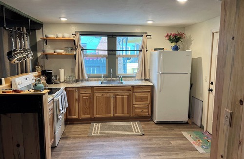 Reed Point Cabaña | Charming 2-bedroom cottage in lovely Reed Point with WiFi, AC