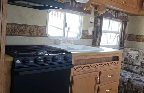 Homosassa Alquiler De RV | Charming 2-bedroom Camper in enchanting Homosassa with AC, WiFi and more.