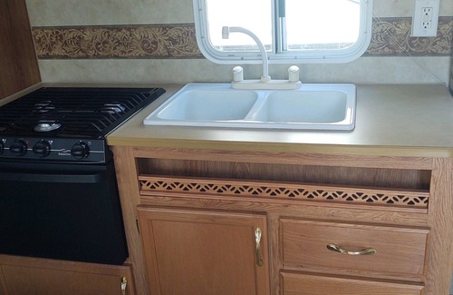 Homosassa Alquiler De RV | Charming 2-bedroom Camper in enchanting Homosassa with AC, WiFi and more.