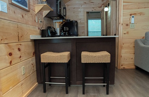 Morganton Cabina | Charming 2-bedroom cabin in lovely Morganton with AC