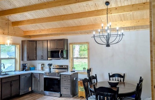 Bellaire Cabina | Charming 2-bedroom cabin with Water Views on Thayer Lake
