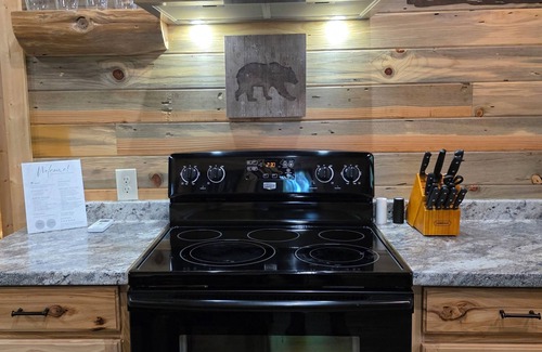 Board Camp Cabina | Charming 2-bedroom cabin with WiFi, AC, Cell Service, 3 miles to Wolf Pen Gap