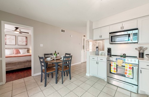 Galveston Condominio | Charming 2-bedroom condo with fitness room and Pool W/D in nice Galveston