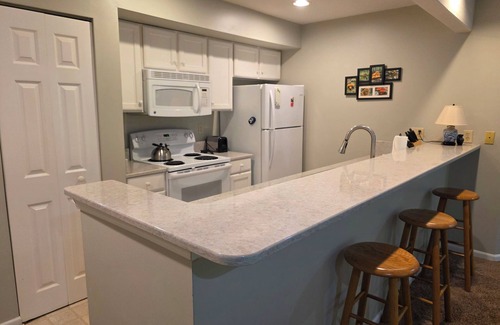 Bellaire Condominio | Charming 2-bedroom condo in lovely Bellaire with Pool access