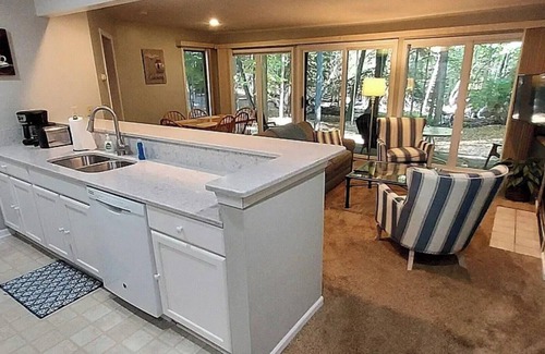 Bellaire Condominio | Charming 2-bedroom condo in lovely Bellaire with Pool access