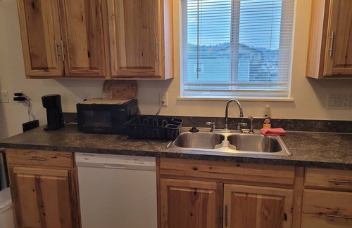 Bunker Hill Condominio | Charming 2-bedroom condo in lovely Coos Bay with WiFi, AC