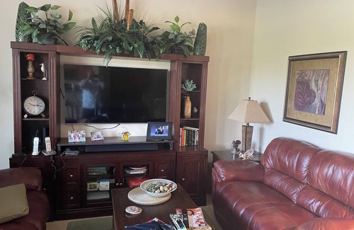 Naples Condominio | Charming 2-bedroom condo with WiFi, fitness room in nice Naples. Golf available.