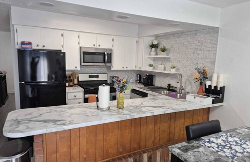 Tulsa Condominio | Charming 2-bedroom condo in Tulsa. Close to YMCA, park, hospitals and highways!