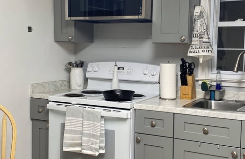Durham Cabaña | Charming 2-bedroom cottage located on a beautiful property. AC, Wifi, & laundry